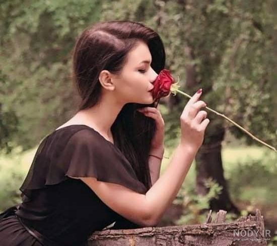  ژست عکس با شاخه گل