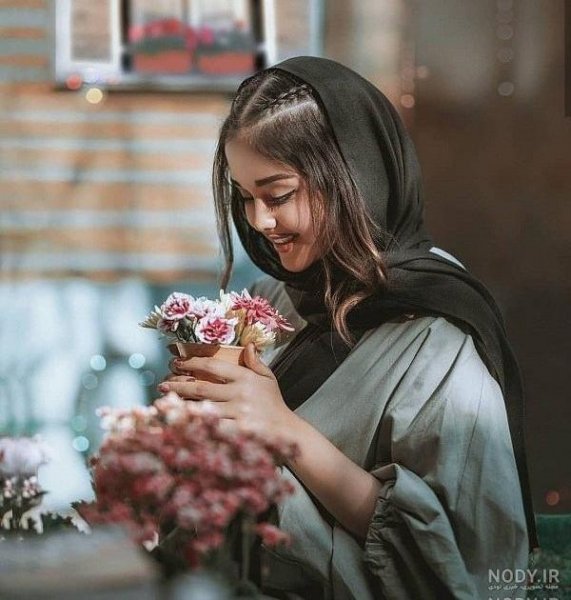  ژست عکس با شاخه گل