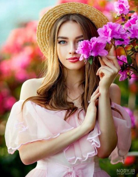 ژست عکس با شاخه گل رز