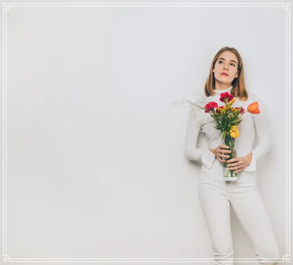 ژست عکس با دسته گل بزرگ