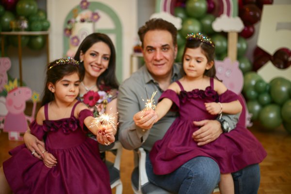 ژست عکس تولد خانوادگی در منزل