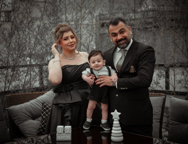ژست عکس تولد خانوادگی در منزل