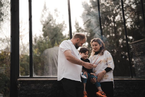 ژست عکس تولد خانوادگی در منزل