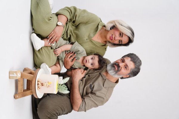 ژست عکس تولد خانوادگی در منزل