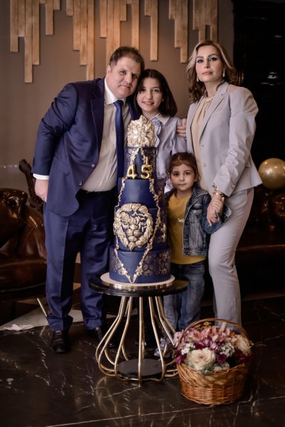 ژست عکس تولد خانوادگی در منزل