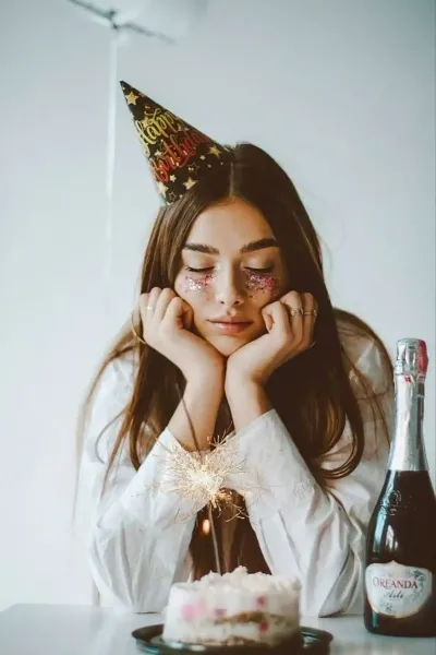 ژست عکس با کیک تولد بدون چهره