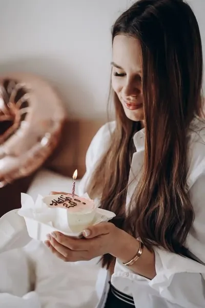 ژست عکس با کیک تولد بدون چهره