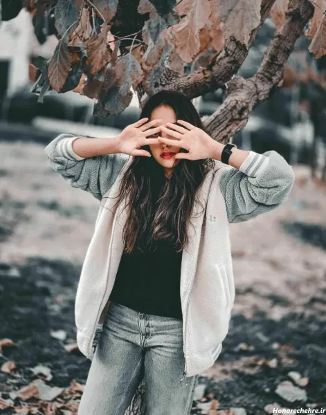  ژست عکس ایستاده در طبیعت