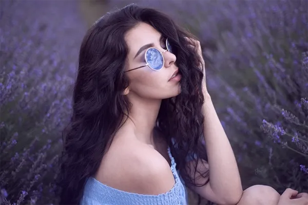  ژست عکاسی در جنگل دخترانه