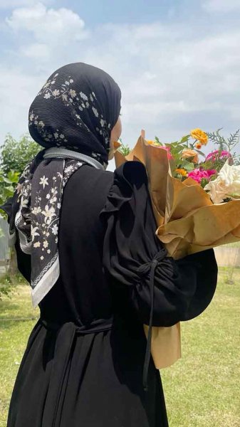  عکس پروفایل دختر با حجاب با گل