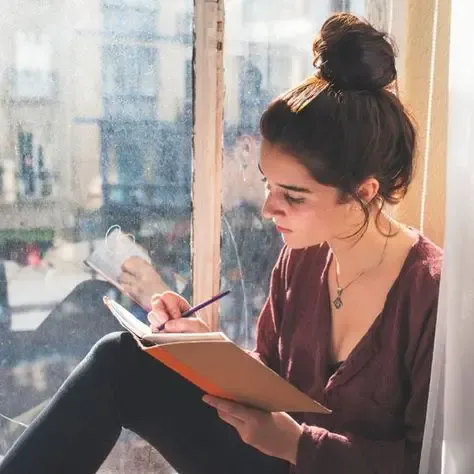  عکس دختر تنها در حال نوشتن