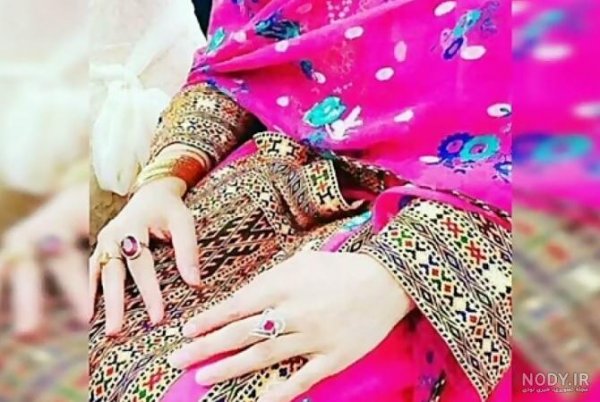  عکس دست دختر بلوچ با گوشی