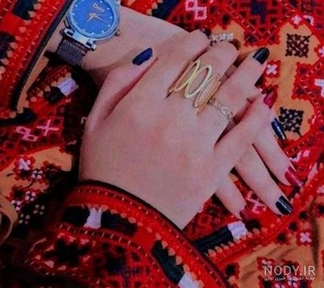 عکس دست دختر بلوچ با گوشی