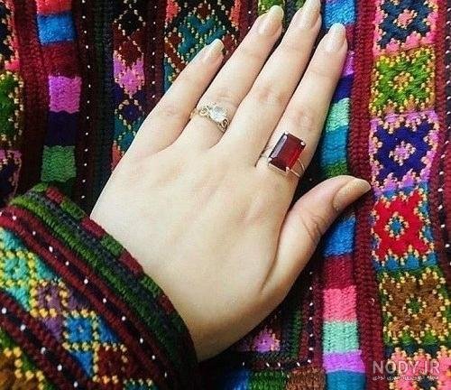  عکس دست دختر بلوچ با گوشی