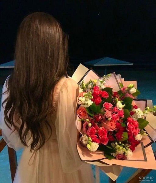 عکس دختر با گل نرگس برای پروفایل