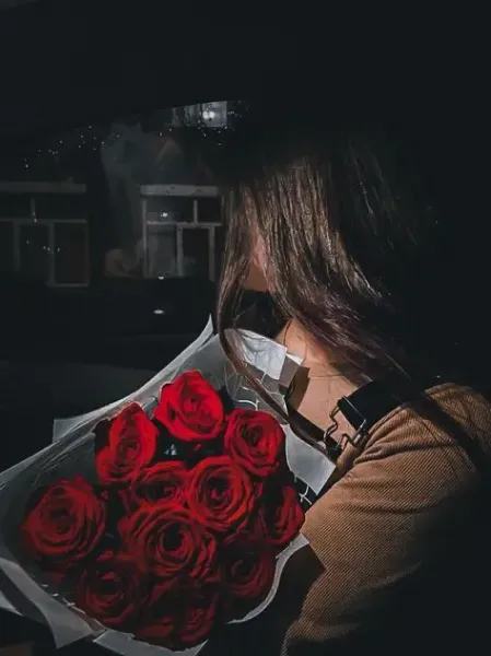  عکس دختر با گل رز قرمز
