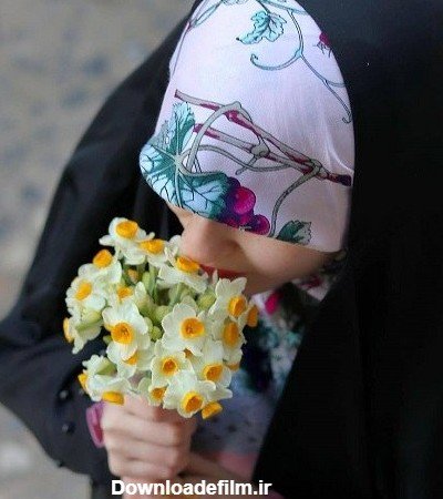  عکس گل نرگس در دست دختر چادری