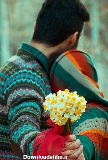 عکس گل نرگس در دست دختر چادری
