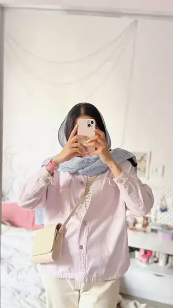 عکس دختر جلو اینه با گوشی ایفون