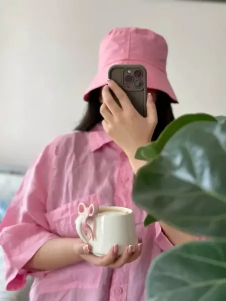 عکس دختر جلو اینه با گوشی ایفون
