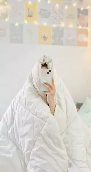 عکس دختر جلو اینه با گوشی ایفون