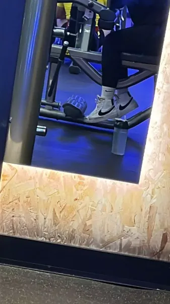 عکس دختر جلو اینه باشگاه