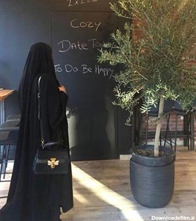 عکس دختر جلو اینه طبیعی با حجاب