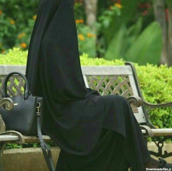  عکس دختر جلو اینه طبیعی با حجاب