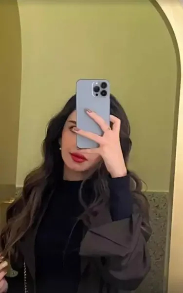 عکس دختر با گوشی ایفون برای پروفایل