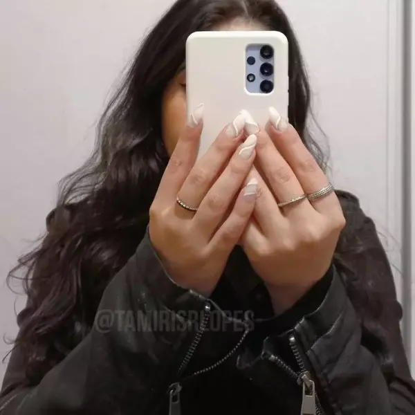 عکس دختر با گوشی سامسونگ برای پروفایل