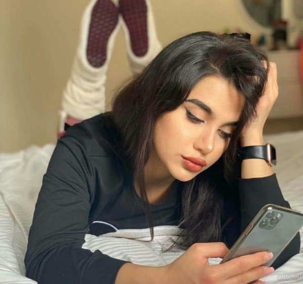 عکس دختر با گوشی فانتزی