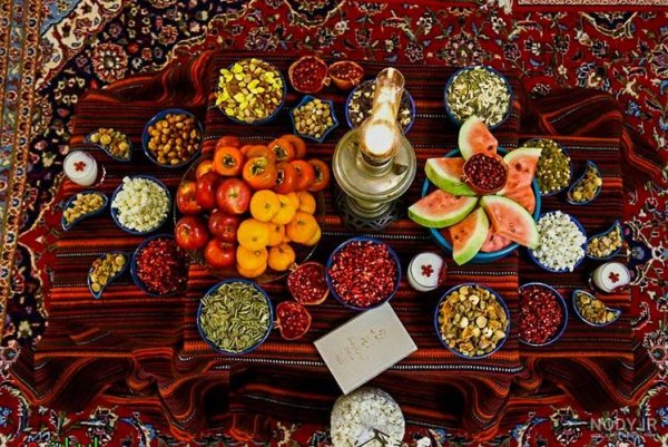 عکس شب یلدا با لباس سنتی