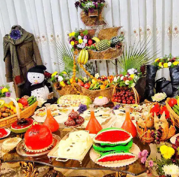  عکس تزیین میز شب یلدا ساده