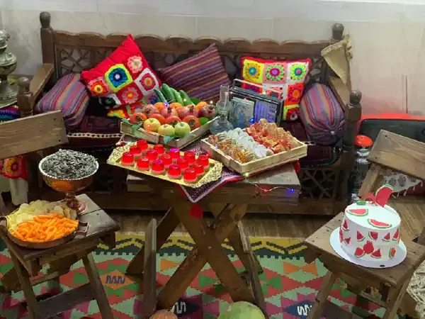 عکس تزیین میز شب یلدا ساده