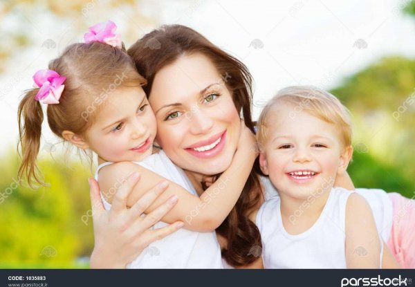  عکس مادر در طبیعت با کودک