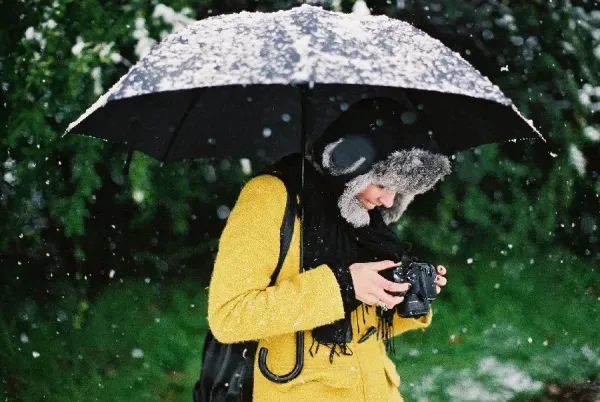  عکس دخـتر زیر برف برای پروفایـل