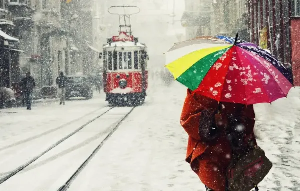 عکس برفی دخترانه با چتر