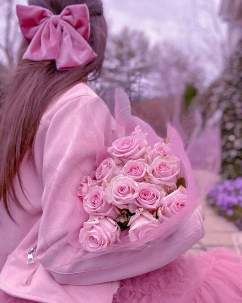  باکلاس عکس دختر با گل برای پروفایل