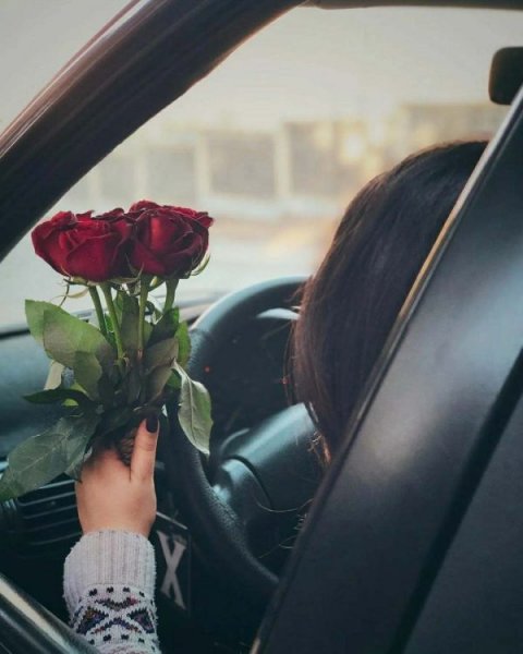  باکلاس عکس دختر با گل برای پروفایل