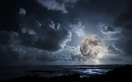 عکس ماه در آسمان شب