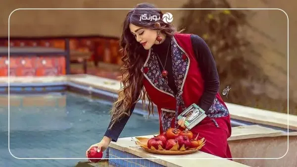  ژست دخترانه شب یلدا با تم یلدایی