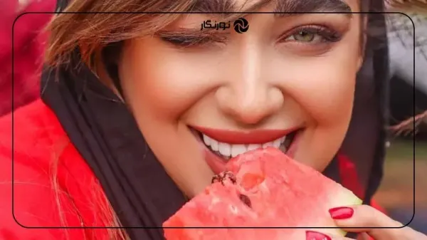  ژست دخترانه شب یلدا با تم یلدایی