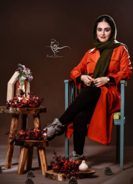 ژست مخصوص شب یلدا با سبد میوه