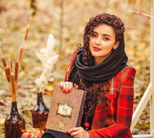 ژست مخصوص شب یلدا با سبد میوه