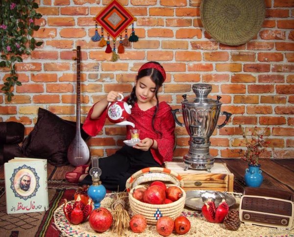 ژست مخصوص شب یلدا با سبد میوه
