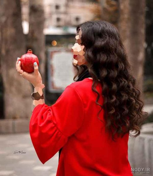 ژست مخصوص شب یلدا با سبد میوه