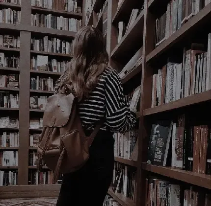 عکس دختر با کتاب برای پروفایل