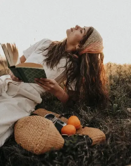  عکس دختر با کتاب برای پروفایل