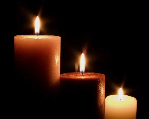  عکس یک شمع در تاریکی