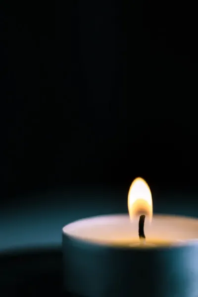  عکس یک شمع در تاریکی